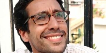 Francesco Leto, il romanziere calabrese che prova a vendere il suo libro porta a porta