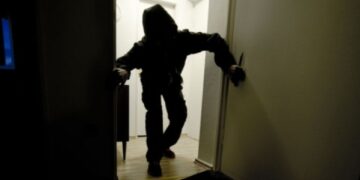 Furti in casa, ladri in azione nella notte a Ciro’ Marina