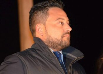 Provincia senza soldi, comune Isola consegna sedie e tavoli all’Alberghiero