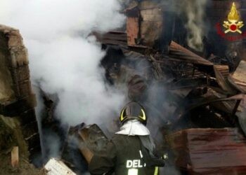 Incendio e pericolo esplosione a Roccabernarda, evacuate abitazioni