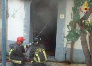 Incendio in attivita’ commerciale a Reggio, evacuate abitazioni