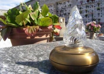 Comune Cotronei rescinde contratto lampade votive
