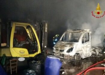In fiamme mezzi azienda rifiuti speciali a Crotone