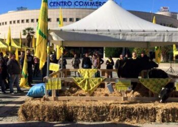 Latte, presidio Coldiretti davanti centro commerciale a Rende