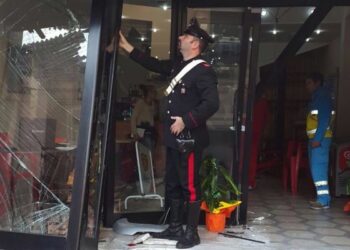 Ciro’ Marina, sfonda vetrata di bar con fuoristrada: 4 feriti