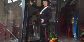 Ciro’ Marina, sfonda vetrata di bar con fuoristrada: 4 feriti
