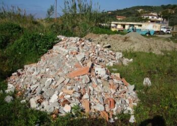 Campo sportivo trasformato in discarica nel catanzarese