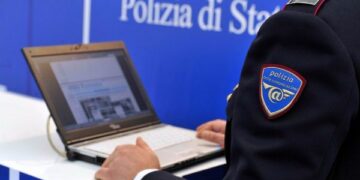 Adescava ex alunne minorenni, professore arrestato nel reggino