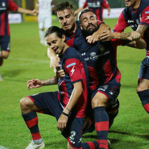 rossoblù esultanti dopo un gol