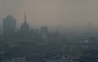Continua l’allerta smog: Milano ferma le auto, a Roma targhe alterne