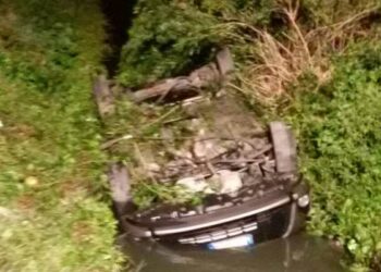 Incidente nel catanzarese, conducente salvato da auto in un canale