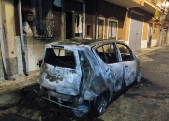 Notte di fuoco a Isola Capo Rizzuto, due auto in fiamme