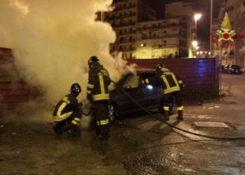 Crotone, auto in fiamme in Via Liberta’