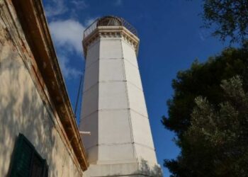 Fari trasformati in resort, dibattito a Isola