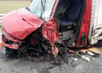 Drammatico incidente sulla SS106, 10 feriti e tragedia sfiorata