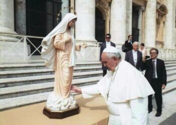 La statua della Madonna della Pace lascia Ciro’ Marina