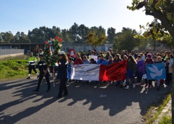 Marcia silenziosa per le vittime di Parigi a Isola