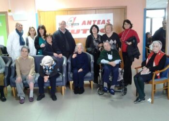 Cutro, studenti portano panettoni ai nonni di ‘Villa Ermelinda’