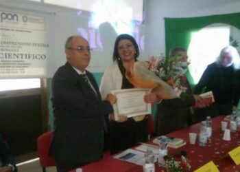 Presentato ‘Donna Rosa’ a Strongoli, a sorpresa arriva il poeta Dante Maffia