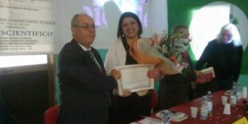 Presentato ‘Donna Rosa’ a Strongoli, a sorpresa arriva il poeta Dante Maffia