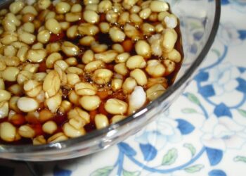 Santa Lucia, a Strongoli distribuzione del grano con vino cotto