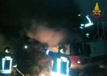 In fiamme due escavatori nel catanzarese