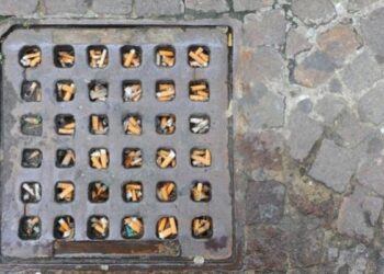 Multe per chi getta sigarette e chewing gum a terra: ma chi controlla?