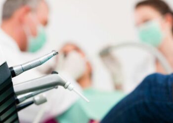 Schiaffeggia bambina che rifiuta anestesia, denunciato dentista calabrese