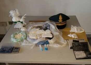 Crotone, Val ‘fiuta’ un chilo di cocaina nel garage