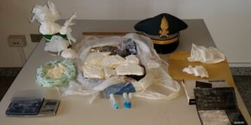 Crotone, Val ‘fiuta’ un chilo di cocaina nel garage