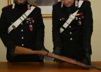 Fucile semiautomatico in casa, arrestato 45enne nel cosetino