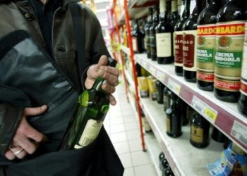 Cerca di rubare alcolici al supermercato, fermato pakistano a Isola