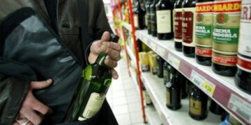 Cerca di rubare alcolici al supermercato, fermato pakistano a Isola