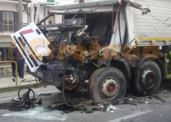 Grave incidente sulla SS106: 3 feriti, due mezzi pesanti in collisione