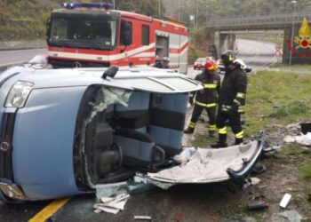 Incidente a Catanzaro, pompieri tagliano tetto auto per salvare due donne