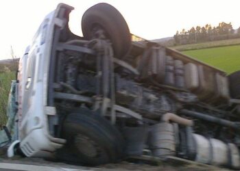 Incidente sulla SS106 nel crotonese, camion finisce in un dirupo