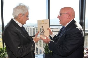 Mattarella e Oliverio con l'opera di Affidato