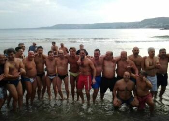 Tuffo di Capodanno, in 70 hanno salutato il nuovo anno a Crotone