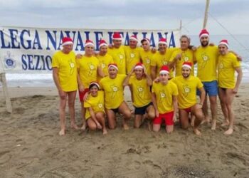 Ciro’ Marina, tuffo in mare e brindisi sott’acqua per festeggiare il nuovo anno