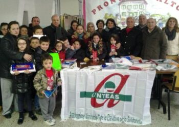 Banco scolastico a Cutro, Anteas dona materiale a studenti