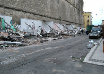 Crotone, demolite le bancarelle di Via Tellini