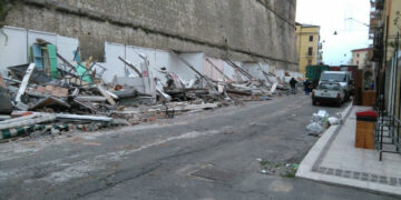 Crotone, demolite le bancarelle di Via Tellini