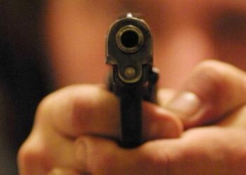 Spara contro auto del vicino di casa, arrestato 50enne nel reggino