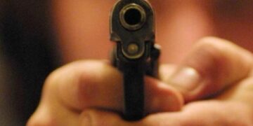 Spara contro auto del vicino di casa, arrestato 50enne nel reggino