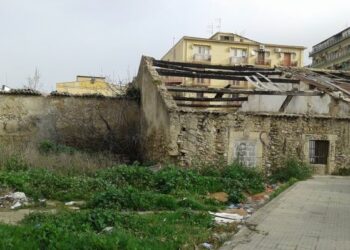 Catapecchie pericolanti e baraccopoli nel centro di Crotone