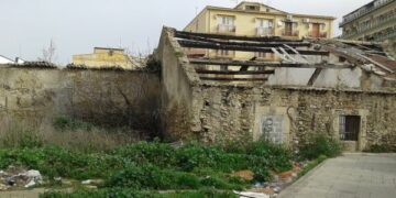 Catapecchie pericolanti e baraccopoli nel centro di Crotone
