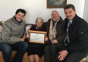 Nonna Francesca celebra 100 anni a Crotone: “Mi sento ancora giovane”