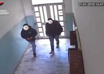 Rubano chiavi e svaligiano casa a Rossano, tre arresti