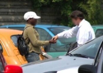 Crotone, parcheggiatore abusivo inseguito e bloccato dai carabinieri