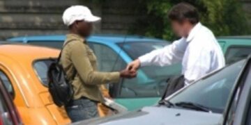 Crotone, parcheggiatore abusivo inseguito e bloccato dai carabinieri